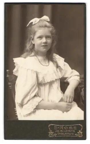 Fotografie E. Rose, Thale /Harz, Oleste 2, Mädchen im weissen Kleid