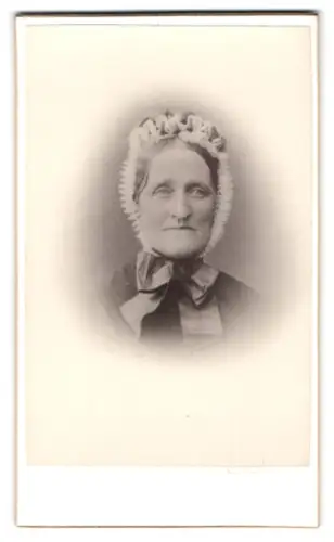 Fotografie unbekannter Fotograf und Ort, Porträt einer älteren Dame mit Haube