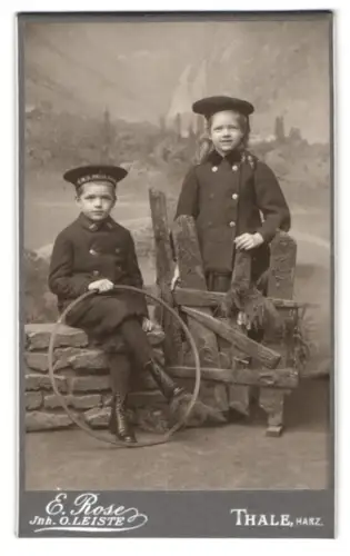 Fotografie E. Rose, Thale i. Harz, zwei Kinder in Matrosenanzügen