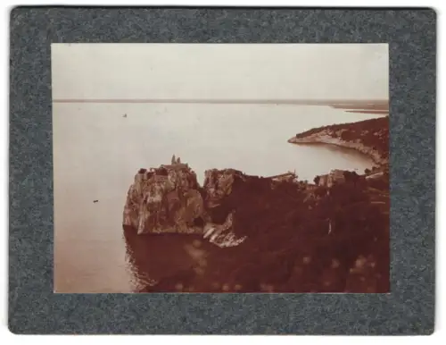 2 Fotografien unbekannter Fotograf, Ansicht Duino, Altes Schloss, Blick zum Schlossthor 1907