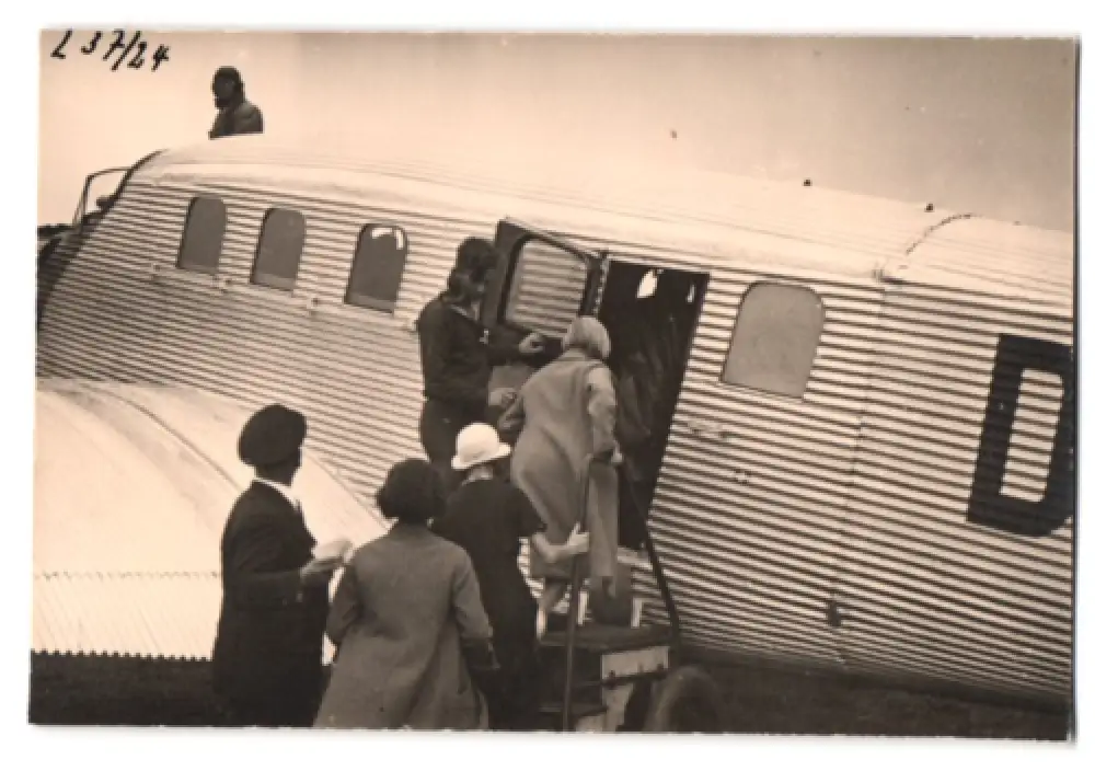 21 Fotografien Flughafen Essen, Junkers Flugzeuge der Lufthansa, Besucher & Hangar zum Tag d. Eröffnung 1934,  11