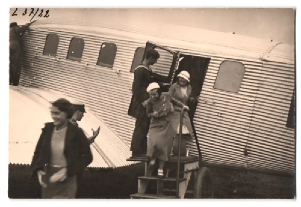 21 Fotografien Flughafen Essen, Junkers Flugzeuge der Lufthansa, Besucher & Hangar zum Tag d. Eröffnung 1934,  7