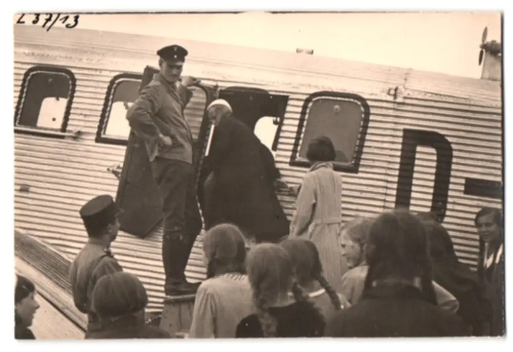 21 Fotografien Flughafen Essen, Junkers Flugzeuge der Lufthansa, Besucher & Hangar zum Tag d. Eröffnung 1934,  9