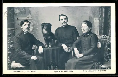 AK Adjutant J.T. Skinner, Lieut. G. Stevens und Mrs. Adjutant Skinner von der Heilsarmee mit niedlichem Hund, Religion