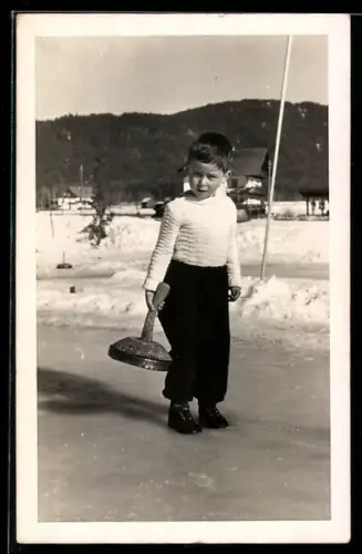 Foto-AK Kind beim Curling auf dem Eis