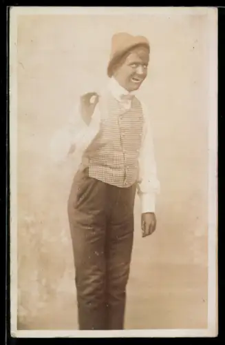 Foto-AK Mann mit Blackface und erhobener Hand, Kolonialhumor