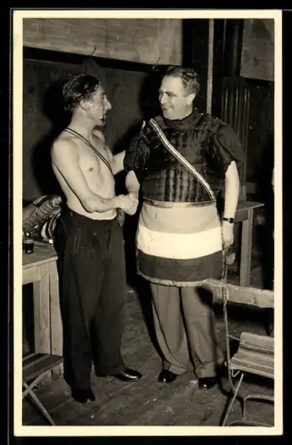 Foto-AK Verbindungsstudent schüttelt einem Sekundanten nach der Mensur die Hand