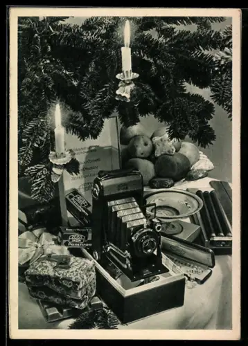 AK Fotoapparat und Weihnachtsteller unterm Tannenbaum