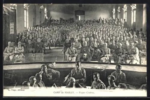AK Camp de Mailly, Foyer-Cinéma, französische Soldaten im Kino