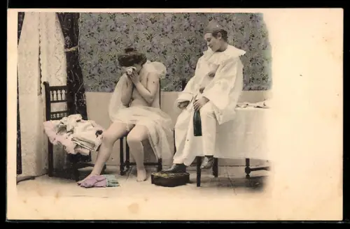 AK Harlekin sitzt mit einer Flasche Wein neben seiner weinenden Partnerin