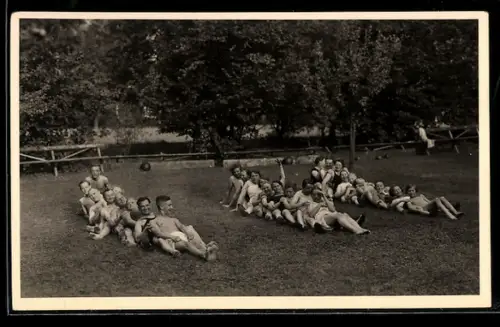 Foto-AK Junge Turner und Turnerinnen in Reihen im Gras