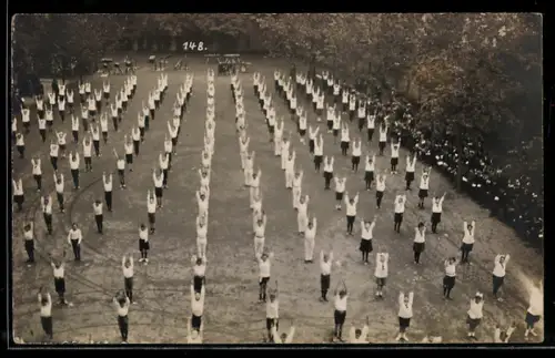 Foto-AK Coblenz, Schauturnen 1919, Formation, erhobene Arme