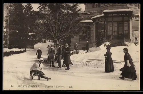 AK Sports d`hiver, Lugeuse a l`arivee, junge Frau sitzt auf einem Schlitten, Restaurant