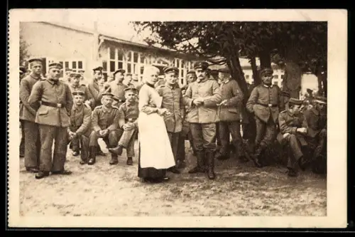 AK Soldatengruppe u. Dame in Schürze vor einem Gebäude