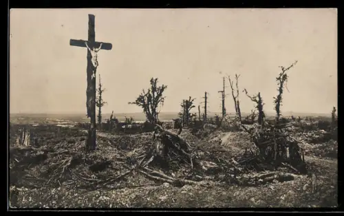 AK Kruzifix auf verbrannter Erde, Kriegsschauplatz d. 26. Res. Div.