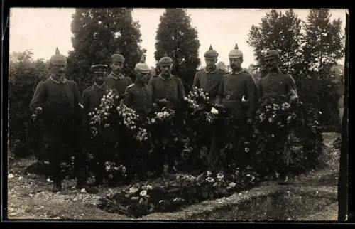 Foto-AK Soldaten bei der Beerdigung eines Kameraden, Kriegsgräber