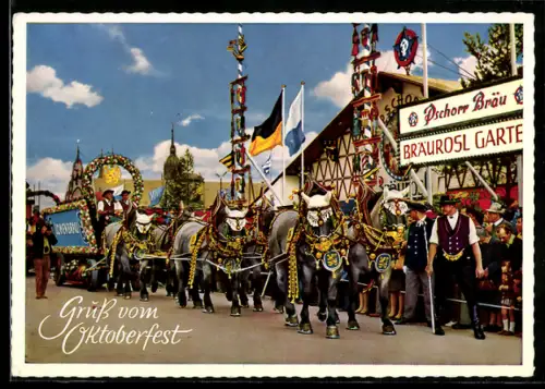 AK Fröhliche Gesellschaft mit geschmückten Pferden auf dem Oktoberfest