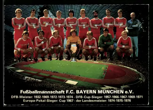 AK Fussballmannschaft F.C. Bayern München über einem Stadion