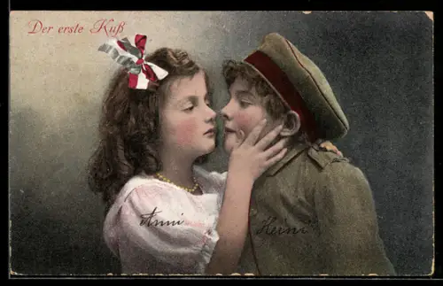 AK Kind in Soldatenuniform vor dem ersten Kuss, Kinder Kriegspropaganda