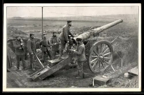 AK Soldaten des 2. Res.-Inf-Rgt. bei einem Artilleriegeschütz