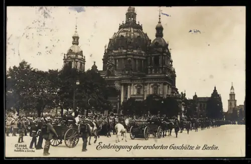 AK Einbringung eroberter Artilleriegeschütze in Berlin