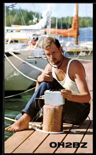 AK Helsinki, Markku Aalto OH2BZ, Topeliuksenkatu 29 A 14, Junger Mann mit Radio