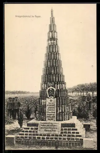 AK Soldaten in Uniform am Kriegerdenkmal bei Noyon