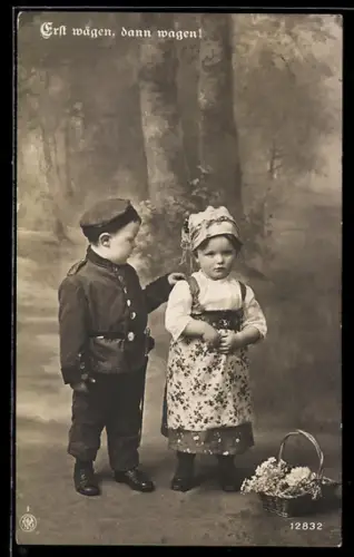 AK Kleiner Soldat und Mädchen mit Blumenkorb