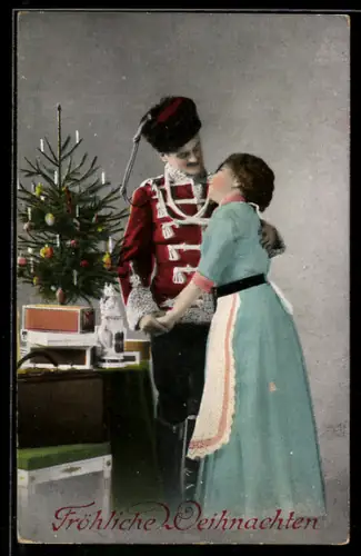 AK Soldat in Uniform mit Frau am Tannenbaum, Weihnachtsgruss