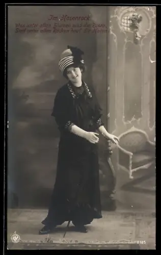 AK Frau im Hosenrock und mit Schirm