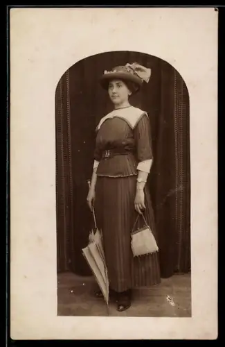 Foto-AK Elegante Dame mit Schirm