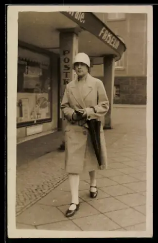 Foto-AK Junge Dame mit Schirm vor Friseurgeschäft