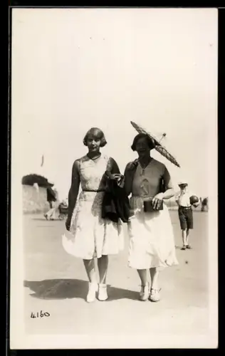 AK Zwei modisch gekleidete Damen mit Schirm