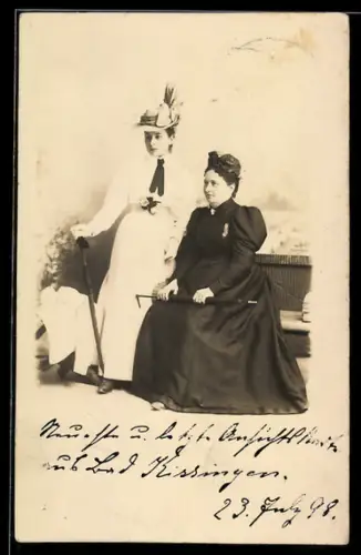 AK Bürgerliche Dame und junge Frau mit Schirm