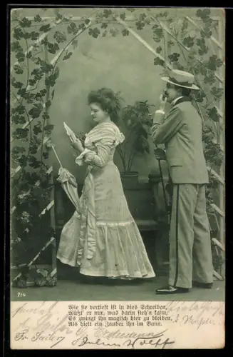 AK Junges Paar mit einem Brief und Schirm