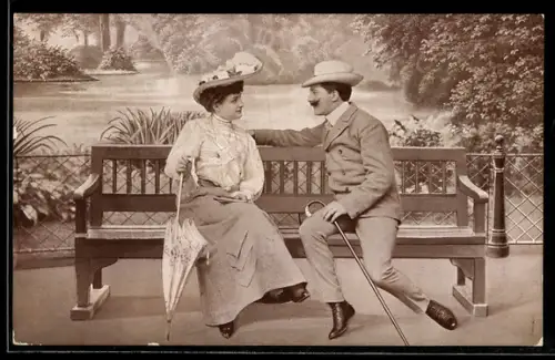 AK Liebespärchen mit Schirm an Bank