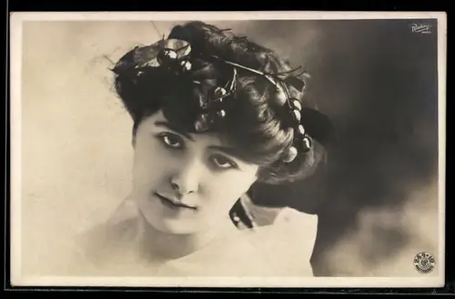 AK Junge Frau mit Kirschen im Haar