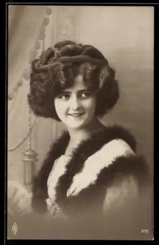 AK Junge Frau mit zeitgenössischer Frisur