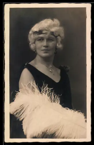 Foto-AK Frau mit Perücke im schwarzen Kleid