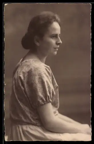 Foto-AK Junge Frau in modischer Kleidung