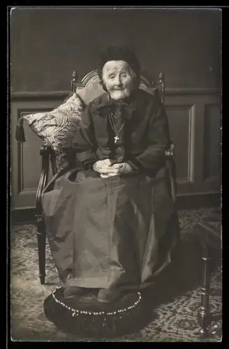 Foto-AK Ältere Dame im Kleid mit Kreuzkette