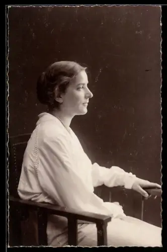 Foto-AK Junge Frau in weisser Kleidung