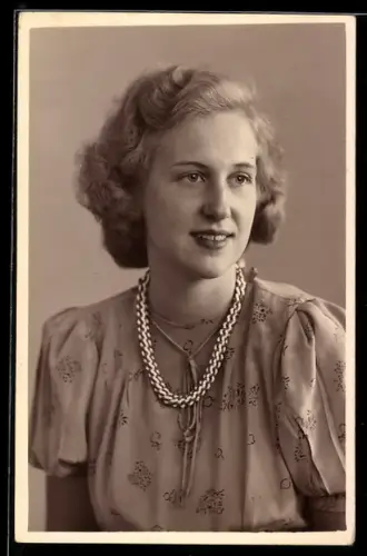 Foto-AK Junge blonde Frau mit Halskette