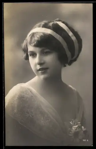 AK Junge hübsche Dame mit Haarband