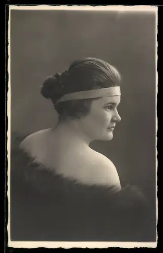 Foto-AK Junge Frau mit einem Stirnband