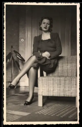 Foto-AK Junge Frau im schwarzen Kleid