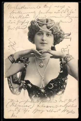 AK Junge Frau mit Perlenkette und Armreifen