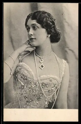 AK Junge Frau im perlenbesetzten Kleid