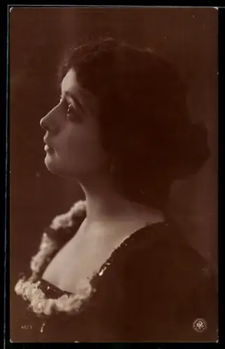 AK Junge Frau im bestickten Kleid