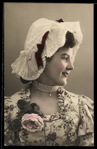 AK Junge Frau im Blumenkleid mit Haube